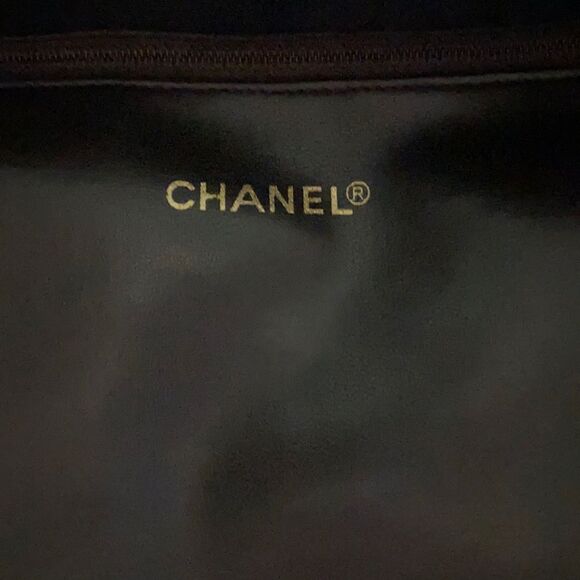 Chanel tote - Picture 10 of 17